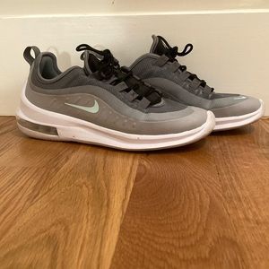 Woman’s size 7 1/2 Air Max 270’s